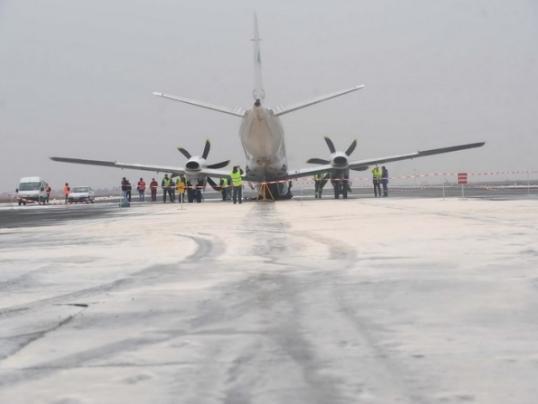 Un avion a derapat şi a ieşit de pe pistă, în Craiova. Mai mulţi pasageri ar fi sărit din aeronavă