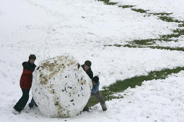 Un bulgăre de zăpadă imens a fost pus în mijlocul unei intersecţii dintr-un oraş bulgar