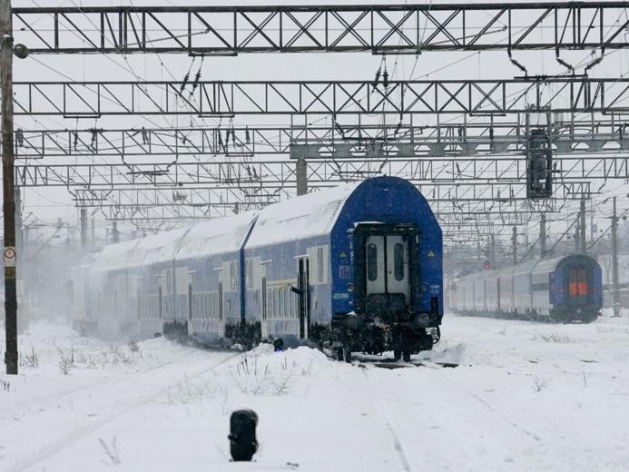 CFR Călători menţine şapte linii închise şi anulează 353 de trenuri