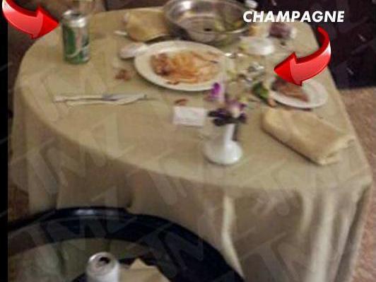 Primele imagini din camera în care a murit Whitney Houston. Artista îşi comandase şampanie, cartofi prăjiţi şi un sandwich