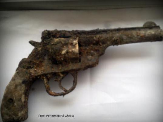Revolver din perioada celui de-al doilea război mondial, descoperit în zidăria unei anexe a Penitenciarului Gherla