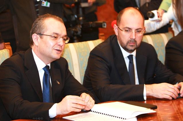 Coaliţia a semnat protocolul pentru ratificarea de către România a tratatului de guvernanţă în UE. Boc: Cu acest tratat, populismul este istorie