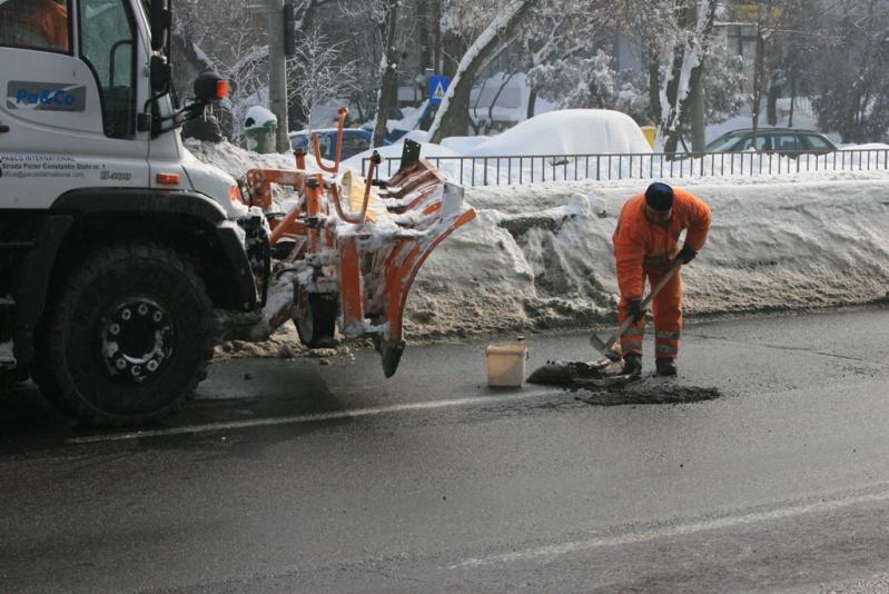 Deszăpezirea naşte monştri. Vezi ce fac la disperare firmele care curăţă drumurile