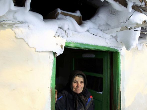 Peste 150 de sate din Buzău şi Vrancea, în continuare izolate din cauza zăpezii