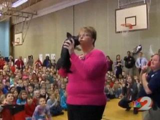 Directoarea unei şcoli americane a pupat un purceluş după ce a pierdut un pariu cu elevii săi! (VIDEO)