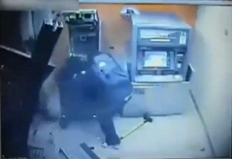 Lecţie de pe camere de supraveghere: cum să spargi un bancomat într-un minut (VIDEO)