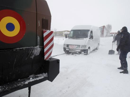 MAI: 75 de localităţi izolate, 93 de drumuri blocate, 22 de judeţe afectate de ninsorile abundente