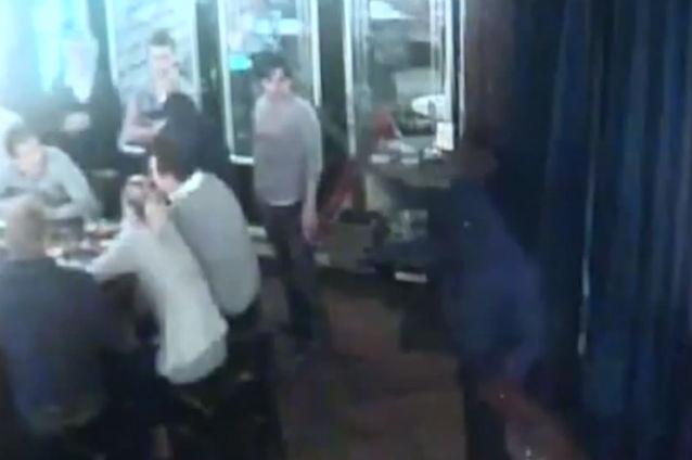 VIDEO: Un hoţ înarmat a încercat să jefuiască un bar din Rotterdam, însă toată lumea a crezut că e o farsă