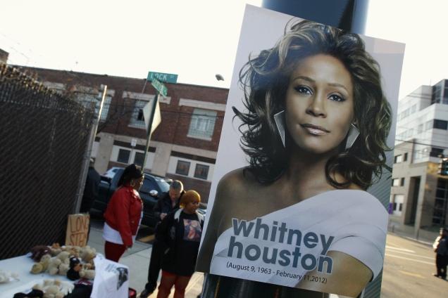 Aproape 1.500 de persoane au fost prezente la ceremonia funerară a cântăreţei Whitney Houston (VIDEO)