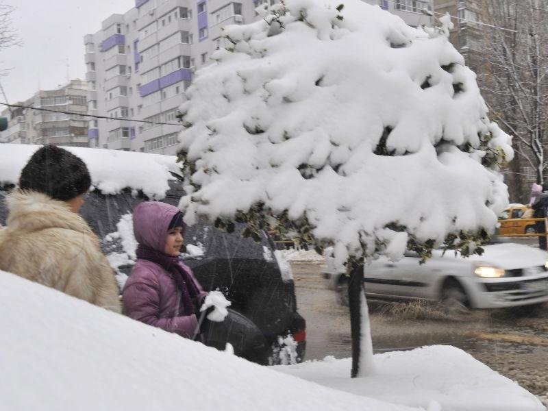 O topire rapidă a zăpezii ar însemna 54 de milioane de metri cubi de apă pe străzile Bucureştiului