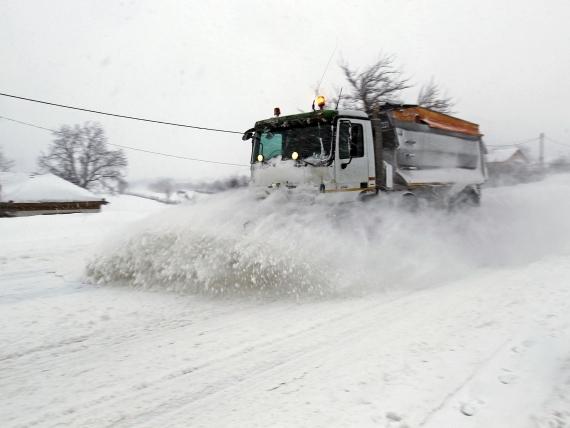54 de localităţi sunt în continuare izolate şi 34 de drumuri judeţene sunt blocate din cauza ninsorilor