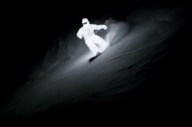 VIDEO: Experienţă supranaturală cu snowboardul, noaptea, în Munţii Alpi