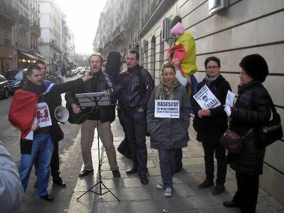 Încă un week-end de proteste în faţa Ambasadei României din Paris