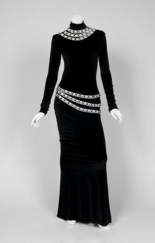 Rochia de catifea neagră pe care a purtat-o Whitney Houston în filmul "The Bodyguard" va fi scoasă la licitaţie