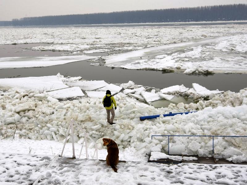 Sloiurile de gheaţă de pe Dunăre au avariat sute de bărci în Belgrad