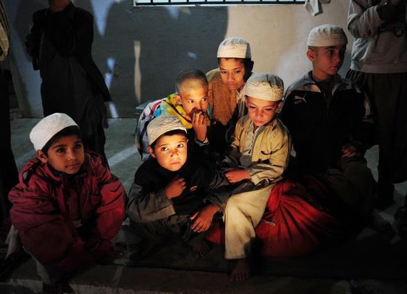 Zeci de copii au fost salvaţi din mâinile talibanilor înainte de a fi antrenaţi să devină kamikaze