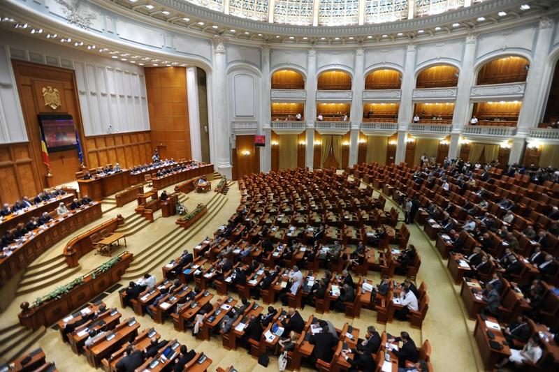 Scandal în Parlament, cu Puterea în plen şi Opoziţia la balcon: "Stăm la balcoane ca aurolacii"