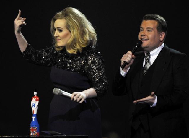 Adele le-a arătat degetul mijlociu organizatorilor Brit Awards pentru că i-au întrerupt discursul (VIDEO)
