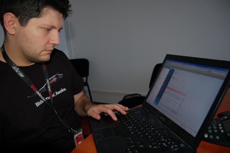 Românul care apără Facebook, Yahoo! şi chiar CIA. Dragoş Gavriluţ - un informatician care pur si simplu te lasa cu gura cascata 8294401