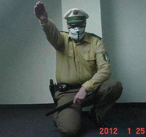 Un poliţist din Berlin şochează Germania pentru că a postat pe Facebook o imagine în care reproduce salutul nazist