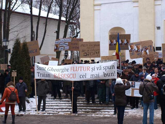 Jandarmii vorbeşte cu amenzi. Protestatarii din Suceava sunt amendaţi de jandarmi şi în zilele când lipsesc de la manifestaţie
