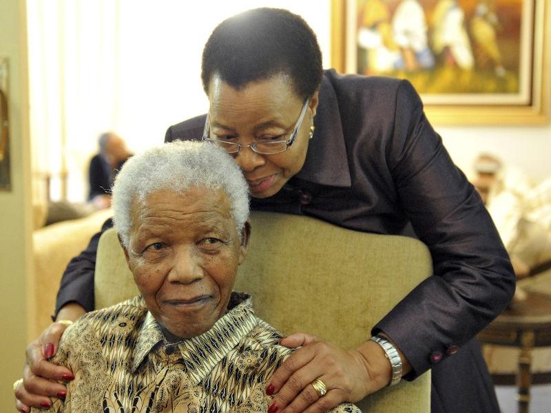 Nelson Mandela, 93 de ani, a fost internat în spital cu dureri abdominale