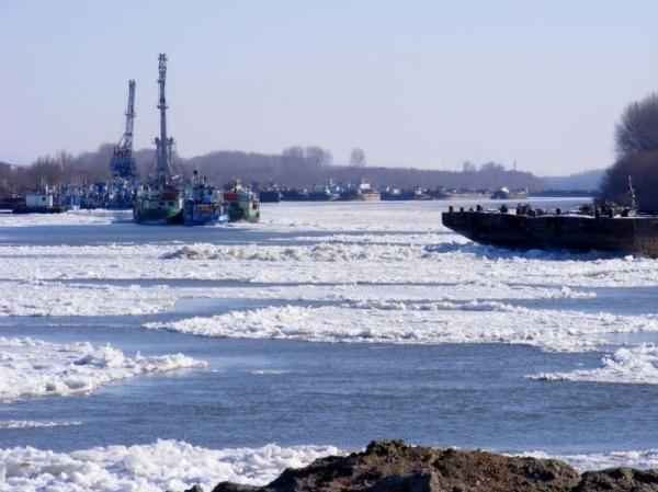 Haos pe Dunăre: O navă s-a scufundat, 18 ambarcaţiuni în derivă din cauza sloiurilor de gheaţă. Imagini LIVE