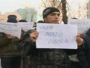 Liberalii din Prahova, protest în faţa sediului central din Capitală: "Vrem partid liber(al)"