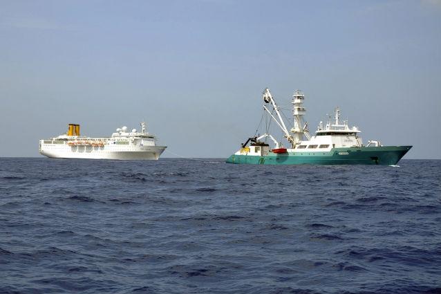 Coşmar în Oceanul Indian: pasagerii de pe Costa Allegra dorm pe punte şi primesc mâncare cu elicopterul (VIDEO)