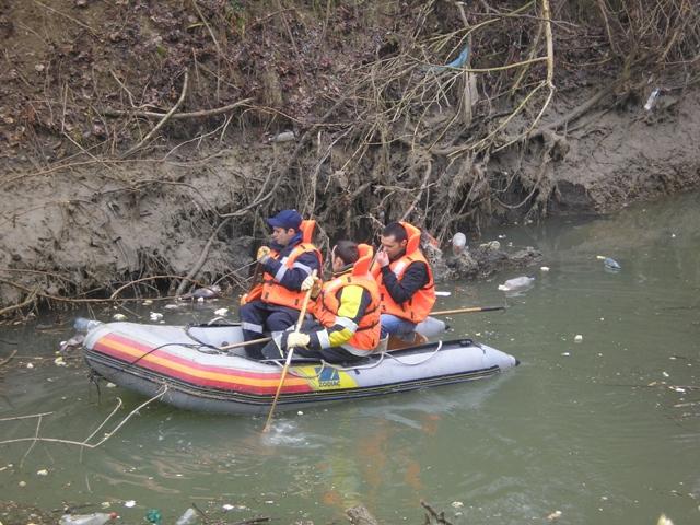 Un bărbat din Cluj bănuit că s-ar fi sinucis şi doi copii ai acestuia, în vârstă de 3 şi 15 ani, căutaţi de pompieri şi scafandri în lacul Tarniţa