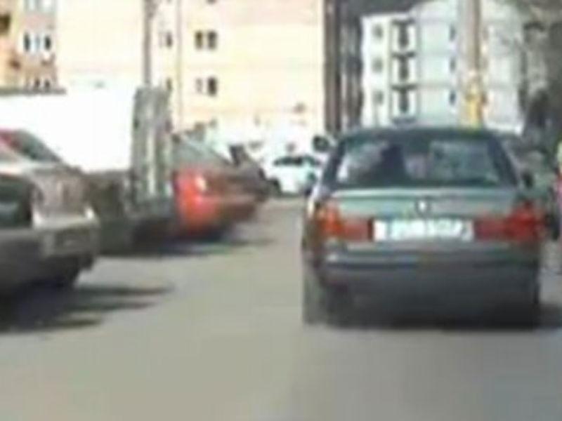 Un constănţean a intrat cu maşina în stâlp, fiind urmărit de poliţie în centrul oraşului (VIDEO)