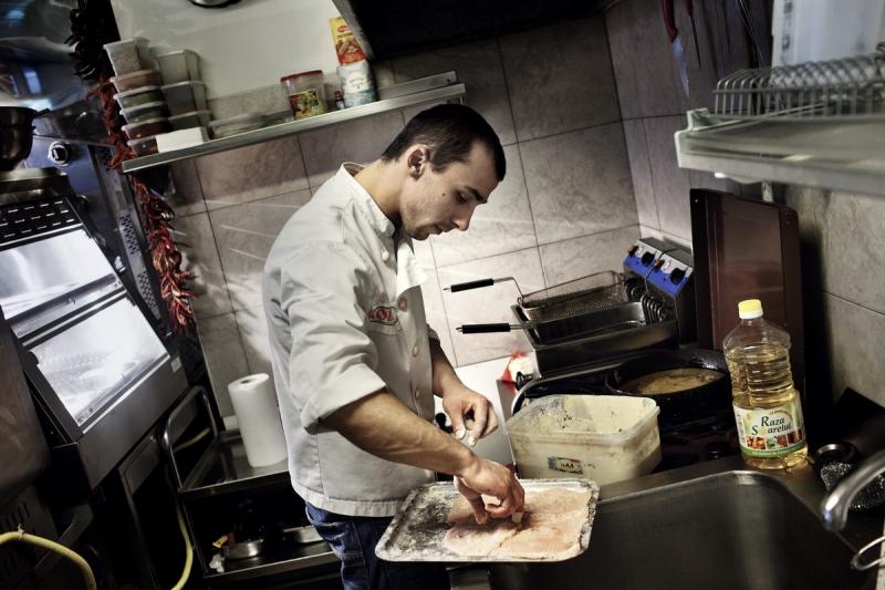 În bucătăria protestatarilor. Un fotoreportaj de Mugur Vărzariu 8549217