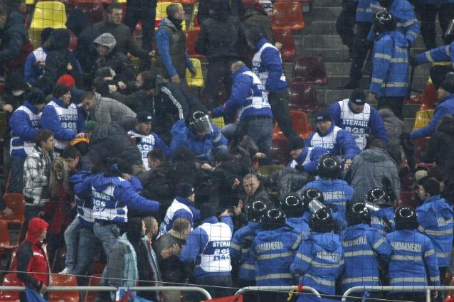 Jandarmii au câştigat meciul cu suporterii în timpul partidei România - Uruguay, scor 1-1
