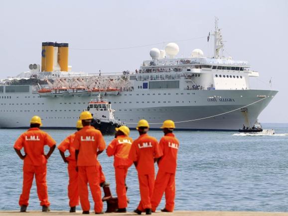 Costa Allegra a acostat în portul Victoria: Crucea Roşie va acorda primul ajutor pasagerilor răniţi (VIDEO)