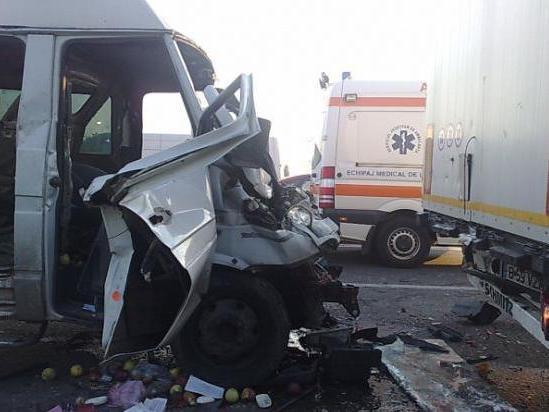 Două microbuze s-au ciocnit între Afumaţi şi Petrichioaia: 13 persoane rănite în urma accidentului