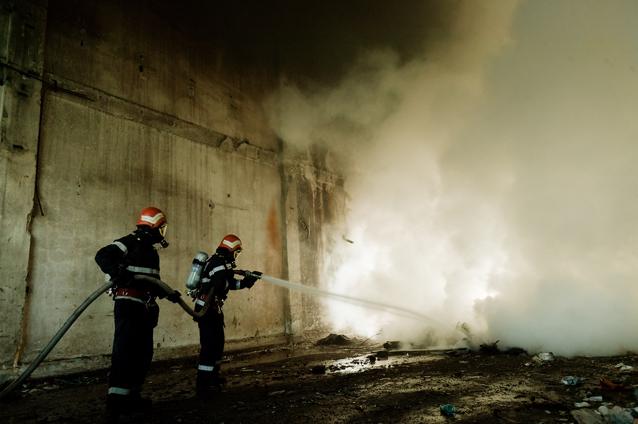 Incendiu de proporţii la un depozit de produse cosmetice din Craiova