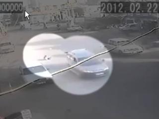 INCREDIBIL: Doi copii au căzut pe carosabil dintr-o maşină în plină viteză! (VIDEO)