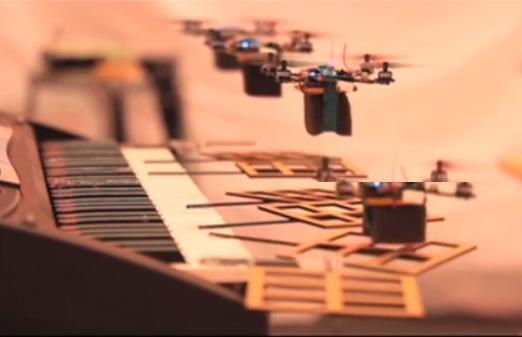 Muzica din James Bond interpretată de o armată de elicoptere-robot (VIDEO)