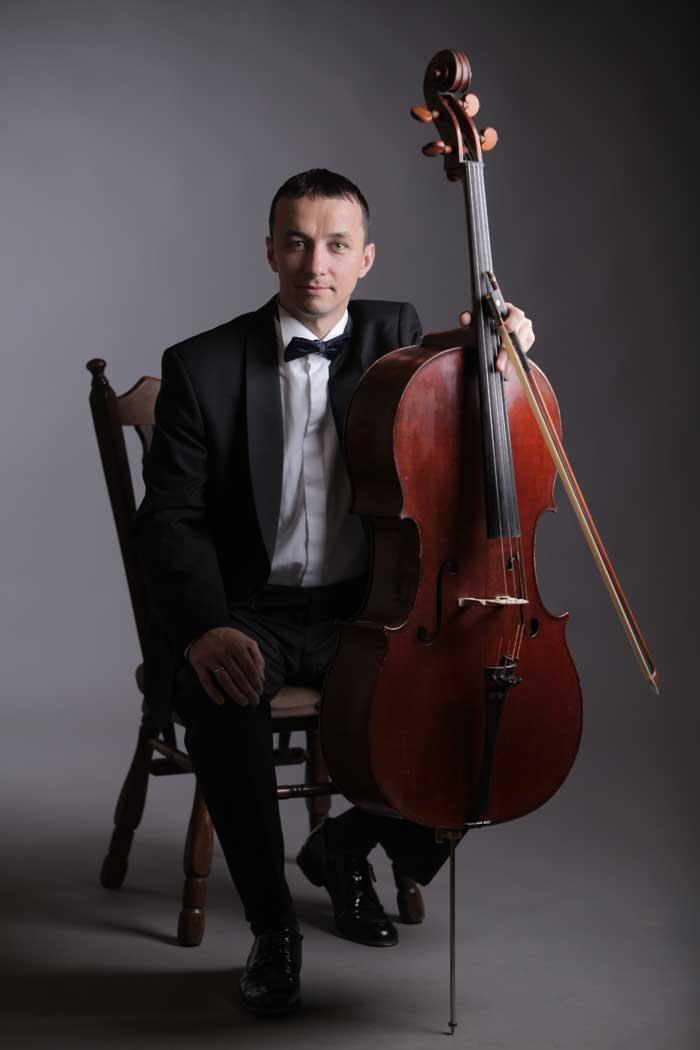 Răzvan Suma, cu suitele lui Bach pentru violoncel