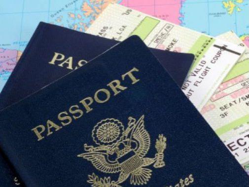 Şpagă pentru paşapoarte. 10 persoane, reţinute pentru acordare nelegală de cetăţenie română unor moldoveni
