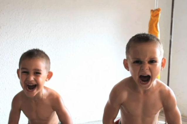 VIDEO: Cei mai puternici copii din lume sunt români. Vezi antrenamentul celor doi mici culturişti din Galaţi