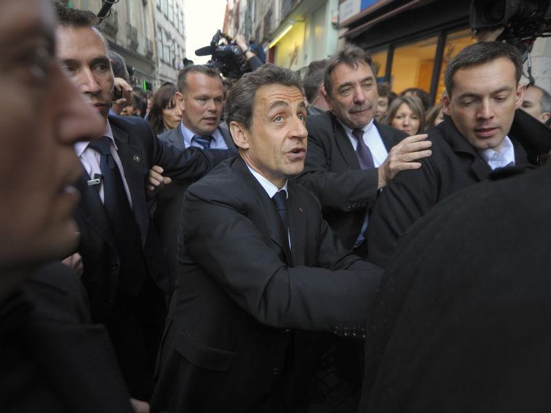 Sarkozy, atacat cu ouă şi pietre în oraşul basc Bayonne (VIDEO)
