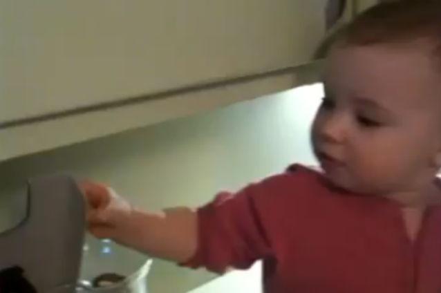 VIDEO AMUZANT: Un bebeluş a reuşit să-i facă mamei sale cafeaua