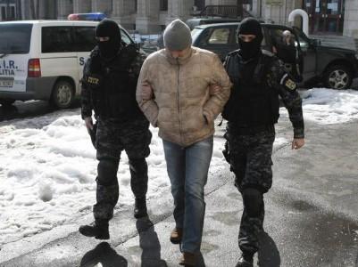 Zece funcţionari implicaţi în dosarul acordării ilegale a cetăţeniei române, arestaţi preventiv
