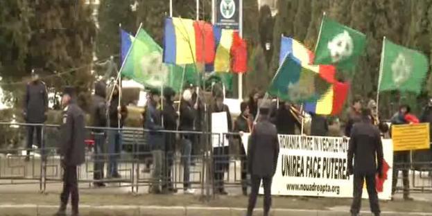 "Basarabia este România", "Jos hotarul de la Prut". Proteste la Iaşi, în timpul şedinţei comune a guvernelor din România şi Moldova
