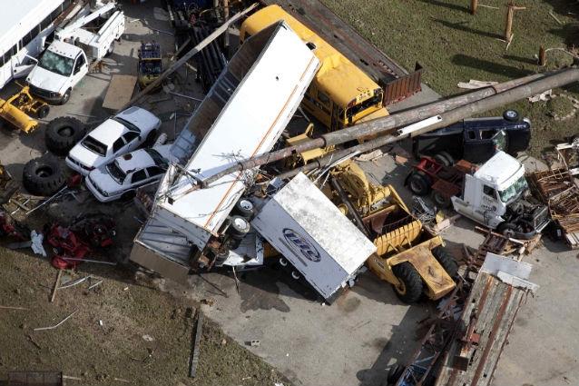 Bilanţul tornadelor care au lovit centrul SUA a ajuns la 37 de morţi