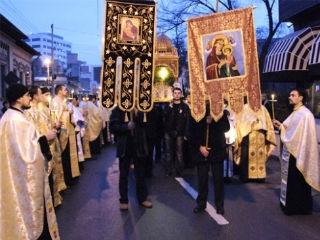 Lumina ortodoxiei a scos în stradă mii de credincioşi din Sectorul 2