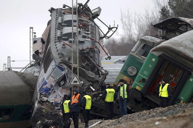 Tragedie în Polonia: cel puţin 16 morţi în urma celui mai grav accident feroviar din ultimii 22 de ani