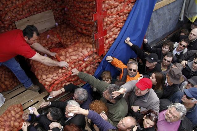 Grecii declară război preţurilor mari, comandând cartofi pe internet, direct de la producători