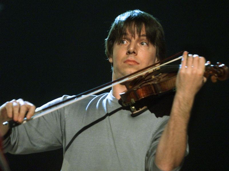 Renumitul violonist Joshua Bell, jefuit în hotel de un hoţ care, purtând doar un prosop, a pretins că e chiar artistul